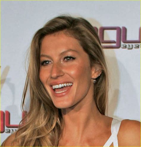 gisele bundchen sunglasses|Gisele Bündchen Glasses & Sunglasses .